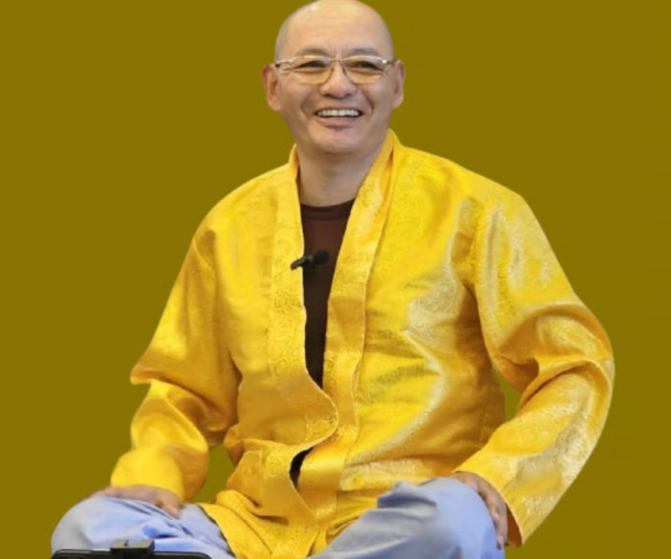 Geshe Dangsong Namgyal sentado con túnica amarilla